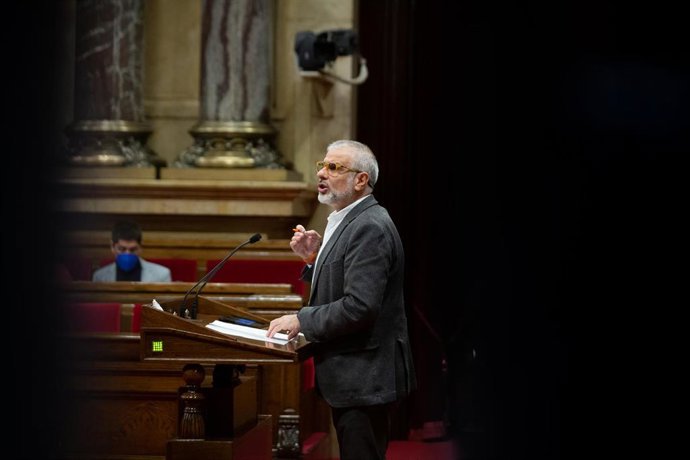Imagen de archivo - El líder de Cs en Catalunya, Carlos Carrizosa, interviene en el pleno del Parlament, a 22 de marzo de 2022, en Barcelona.