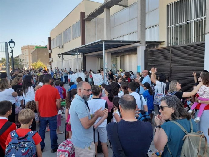 Concentración ante el colegio