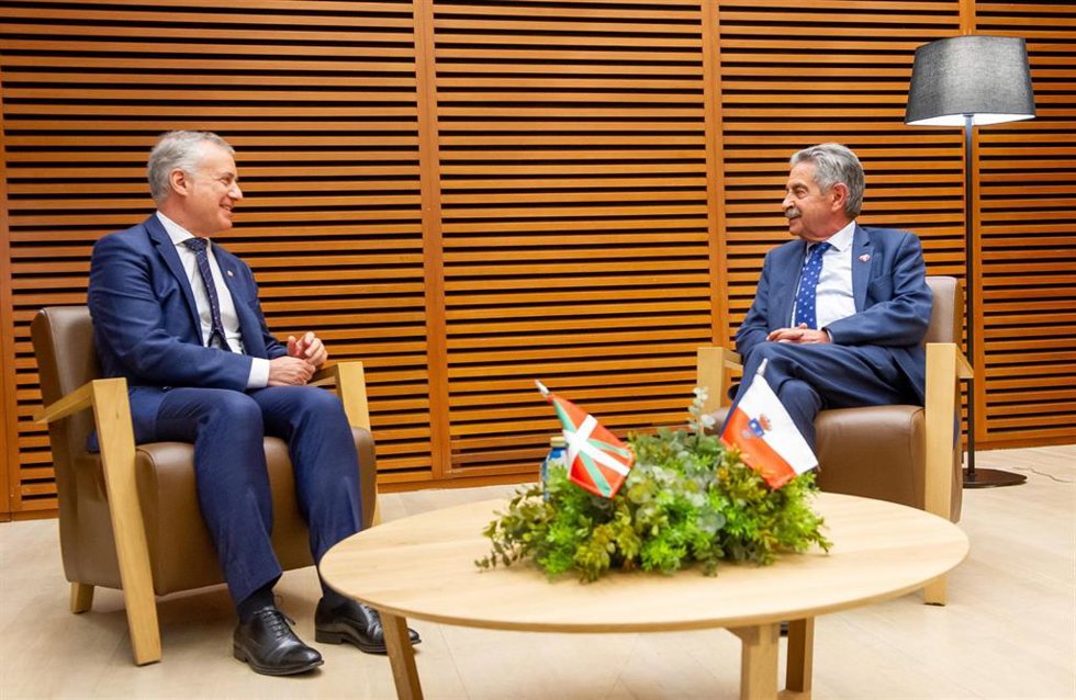 El Lehendakari, Iñigo Urkullu (i), y el presidente de Cantabria, Miguel Angel Revilla (d), durante una reunión, en el Kursaal
