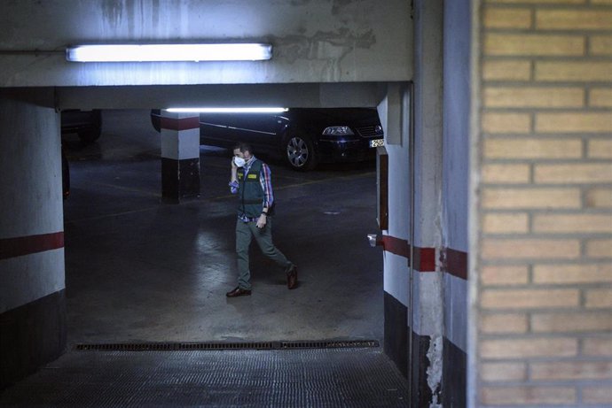 Archivo - Un agente de la Unidad Central Operativa de la Guardia Civil (UCO) habla por teléfono en un parking durante un registro en el domicilio del subdelegado del Gobierno en Valencia, Rafael Rubio, a 13 de mayo de 2021, en Valencia