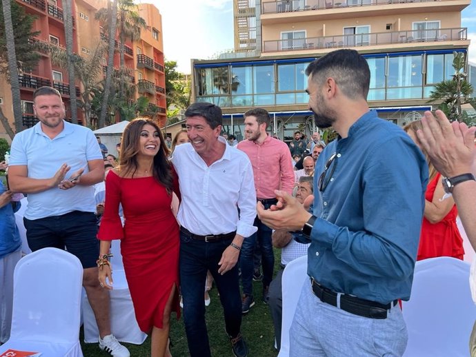 El candidato de Cs a la Presidencia de la Junta y vicepresidente del gobierno andaluz, Juan Marín, y la candidata por Málaga, Nuria Rodríguez, en un acto en Torremolinos (Málaga)