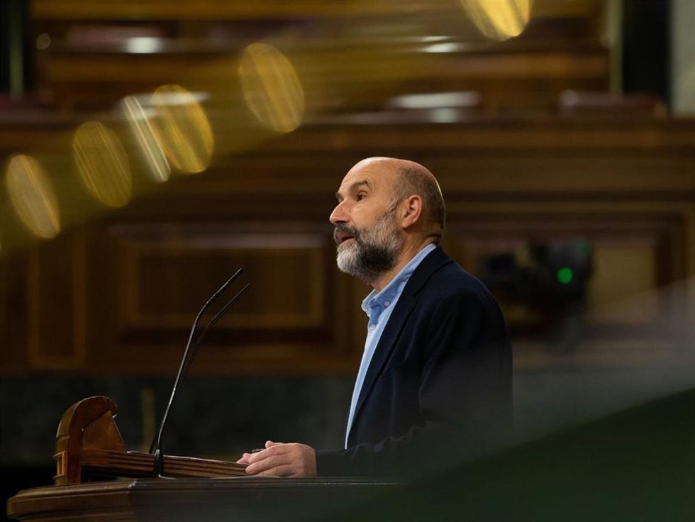 Néstor Rego, del BNG, defiende la proposición no de ley sobre medidas para evitar la doble imposición y el trato fiscal injusto a los emigrantes retornados