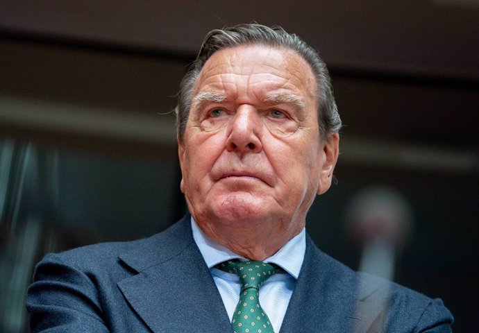 Archivo - FILED - 01 July 2020, Berlin: Gerhard Schroeder, former German Chancellor, waits for the start of the hearing in the Bundestag's Economics Committee on the Nord Stream 2 pipeline project in the meeting room. Photo: Kay Nietfeld/dpa