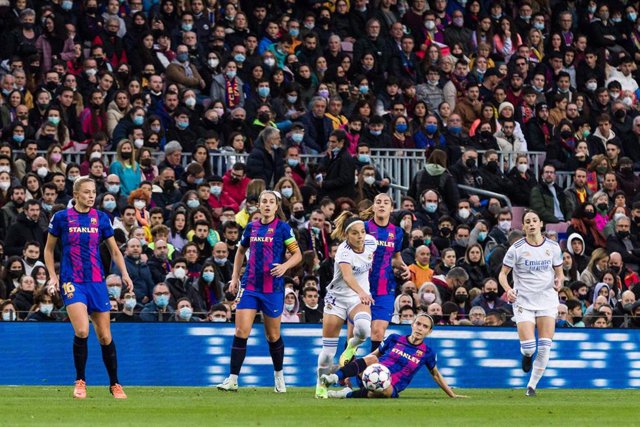 Archivo - Claudia Zornoza of Real Madrid  in action against Aitana Bonmati of FC Barcelona  during the UEFA Women's Champions League Quarter Finals  match between FC Barcelona and Real Madrid CF at Camp Nou on March 30, 2022 in Barcelona, Spain.