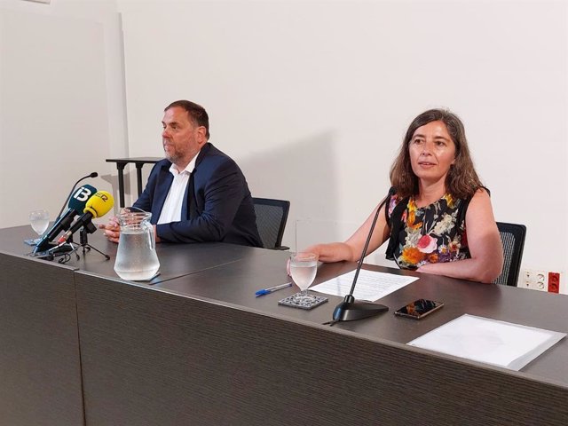 El presidente de ERC, Oriol Junqueras, junto a la Neus Truyol (MÉS) en la conferencia 'Per un Model Econòmic MÉS social i MÉS humà'