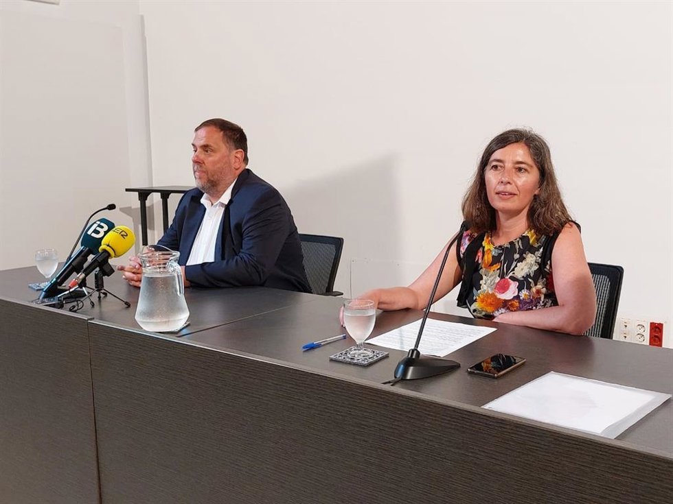 El presidente de ERC, Oriol Junqueras, junto a la Neus Truyol (MÉS) en la conferencia 'Per un Model Econmic MÉS social i MÉS hum'