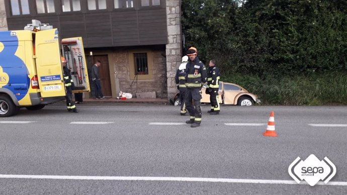 Accidente de tráfico en el que resulta herida una mujer de 26 años al colsionar su coche contra el pilar de una vivienda en Tabaza.