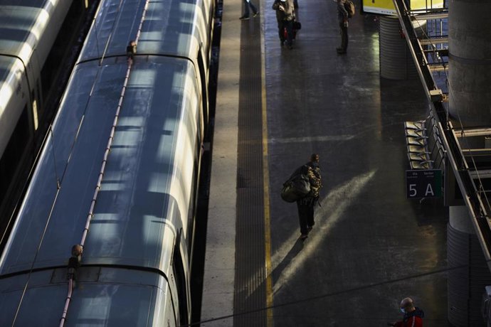 Archivo - Tren de la línea C5 a su paso por la Estación de Alcorcón rodeado de nieve, en Madrid (España), a 11 de enero de 2021. 