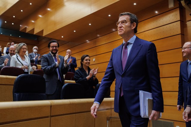 El presidente del PP, Alberto Núñez Feijóo, es aplaudido a su llegada al acto de toma posesión de su acta de senador por designación de Galicia, en el Senado, a 25 de mayo de 2022, en Madrid (España). 