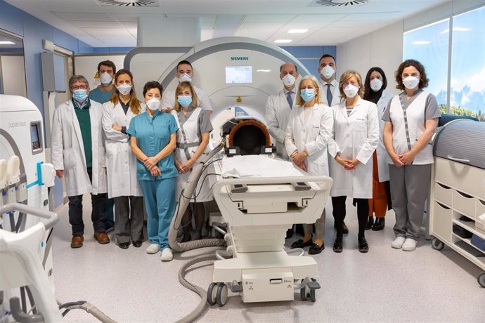 Equipo de profesionales de la Clínica Universidad de Navarra especializados en HIFU junto al equipo utilizado para los tratamientos.