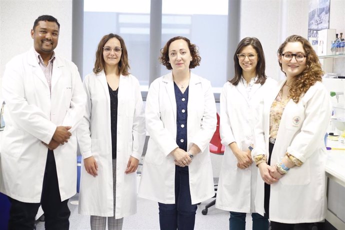 Archivo - Los investigadores del Oral Microbiology Group de la CEU UCH, autores del estudio: Chirag Sheth, Alba Martínez, Verónica Veses, Marina Pascual y María Cardells. 