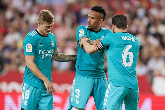 Archivo - Los jugadores del Real Madrid Eder Militao y Nacho Fernández, durante el partido ante el Sevilla en el Ramón Sánchez-Pizjuán de LaLiga Santander 2021-2022.