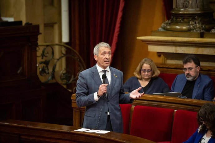 El conseller de Educación de la Generalitat, Josep Gonzlez-Cambray, en el pleno del Parlament el 25 de mayo.