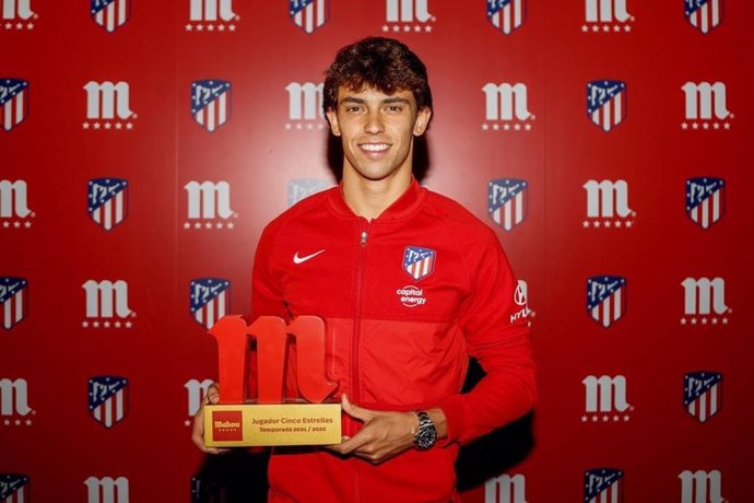Joao Felix posa con el premio a Mejor Jugador Cinco Estrellas de la temporada 2021/22