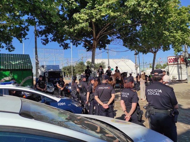 Agentes de Policía Nacional y Local en la Feria de Córdoba.