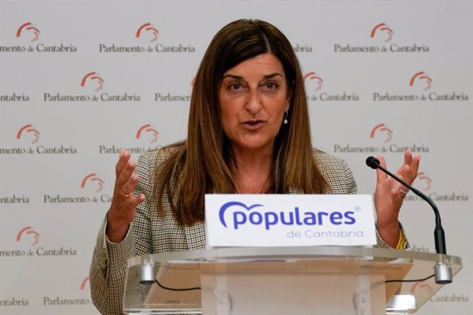 La presidenta del PP de Cantabria, María José Sáenz de Buruaga, en rueda de prensa