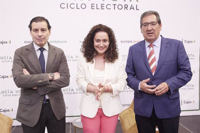 La candidata de Por Andalucía a la presidencia de la Junta de Andalucía, Inmaculada Nieto, (2d) junto al delegado de Andalucía de EuropaPress, Francisco Morón, (i) y al Presidente de la Fundación Cajasol, Antonio Pulido, (d) durante el encuentro informa