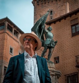 Archivo - Alfonso Domingo junto a la estatua de Juan Bravo en Segovia.