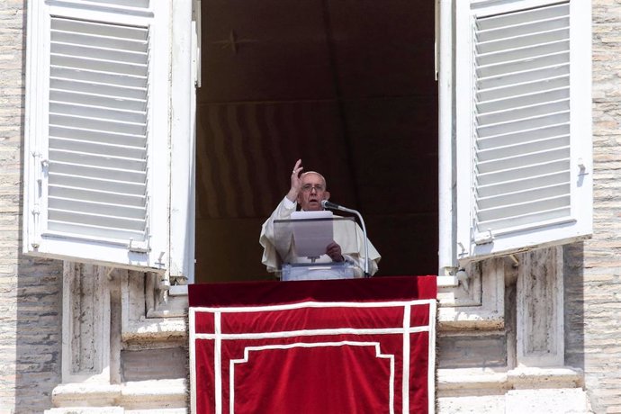 22 May 2022, Vatican, Vatican City: Pope Francis delivers Regina Caeli prayer from the window of the Apostolic Palace overlooking St Peter's square at the Vatican. Photo: Evandro Inetti/ZUMA Press Wire/dpa