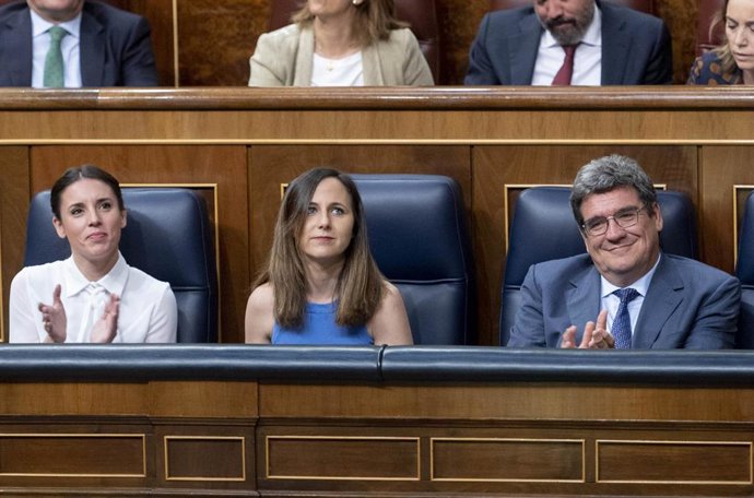 (I-D) La ministra de Igualdad, Irene Montero; la ministra de Derechos Sociales, Ione Belarra; y el ministro de Inclusión, José Luis Escrivá, en una sesión plenaria en el Congreso de los Diputados, a 25 de mayo de 2022, en Madrid (España).