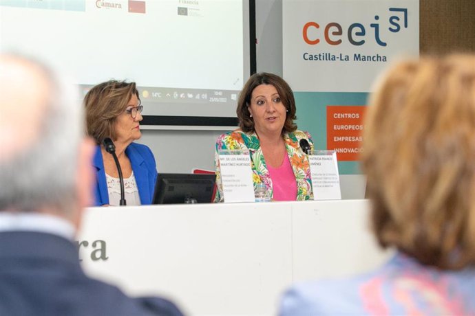 La consejera de Economía, Empresas y Empleo, Patricia Franco, y la presidenta de la Cámara de Toledo, María Ángeles Martínez, en el I Foro Startup de Castilla-La Mancha.