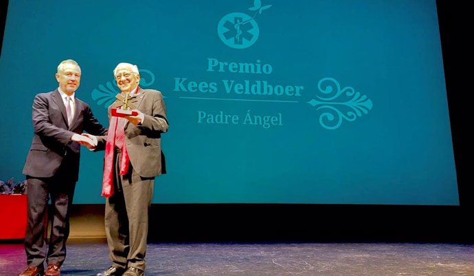 Fundación Hefame entrega el premio 'Kees Veldboer' al Padre Ángel, fundador de Mensajeros de la Paz