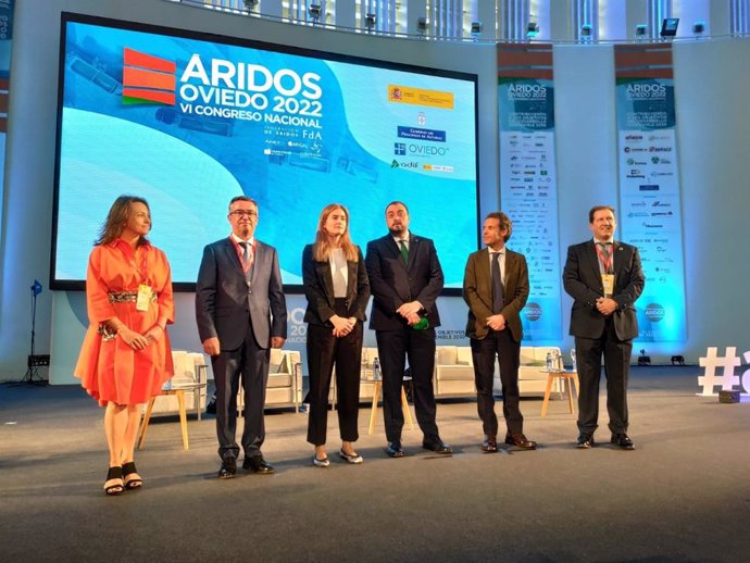 Inauguración del VI Congreso de Áridos en Oviedo, con el presidente de Principado, Adrián Barbón, y la secretaria de Estado de Energía, Sara Aagesen, en el centro.