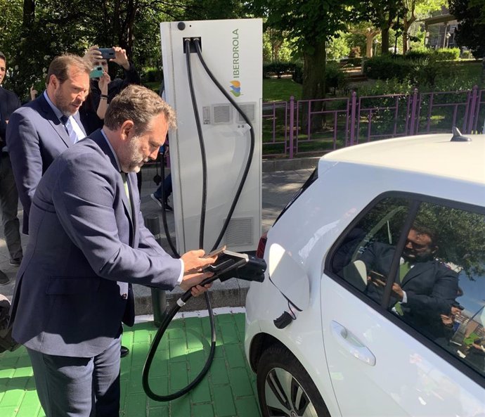 Nueva estación de recarga de Iberdrola y el Ayuntamiento de Valladolid en la plaza de Poniente.