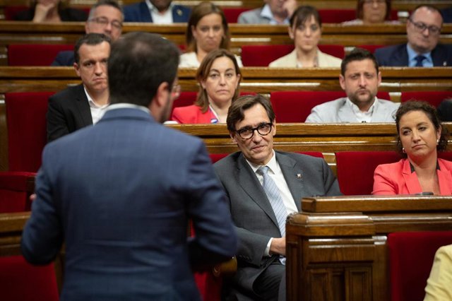 El presidente de la Generalitat, Pere Aragonès, responde al primer secretario del PSC, Salvador Illa, en la sesión de control al Govern en el pleno del Parlament.