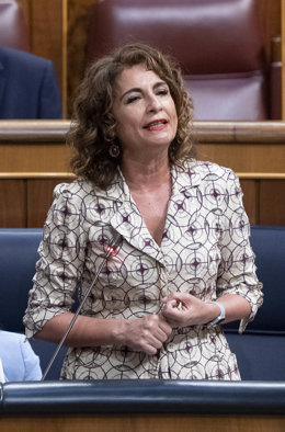 La ministra de Hacienda, María Jesús Montero, interviene en una sesión plenaria, en el Congreso de los Diputados, a 18 de mayo de 2022, en Madrid (España). El Ejecutivo central se enfrenta, por tercera vez de manera consecutiva, a las preguntas de la op