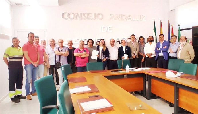 Firma del acuerdo alcanzado entre trabajadores y empresa después de más de un año de negociación.