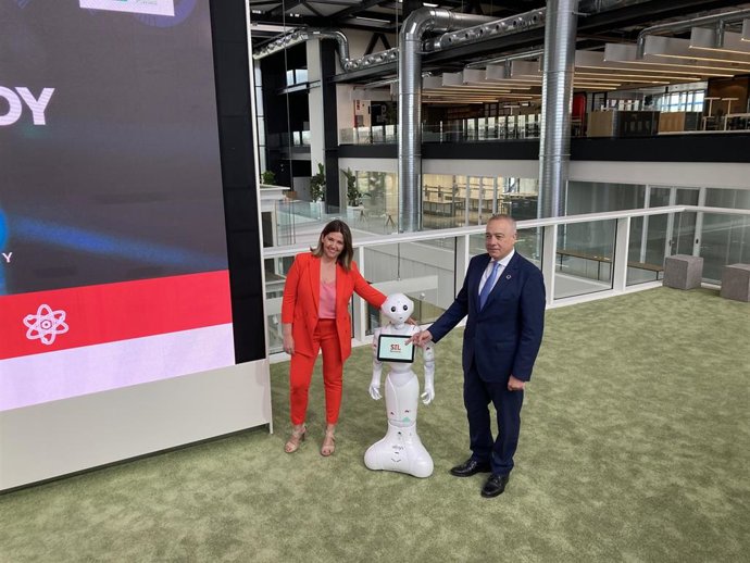 El delegado especial del Estado en el Consorci de la Zona Franca de Barcelona (CZFB) y presidente del SIL, Pere Navarro, y la directora general del CZFB y el SIL, Blanca Sorigué.