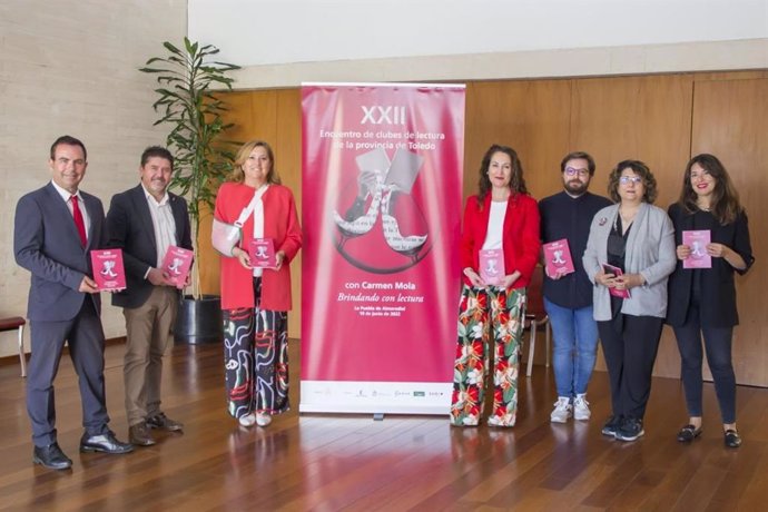 La consejera de Educación, Cultura y Deportes, Rosa Ana Rodríguez, durante un encuentro con los organizadores del XXII Encuentro de Clubes de Lectura de la provincia de Toledo.