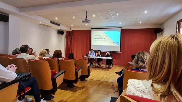 La consellera de Asuntos Sociales y Deportes, Fina Santiago, reunida con representantes de los ayuntamientos.