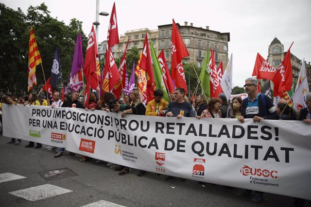 Capalera de la manifestació dels sindicats educatius a Barcelona