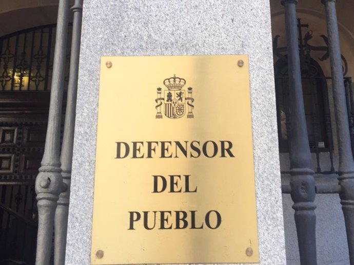 Archivo - Placa de la sede del Defensor del Pueblo