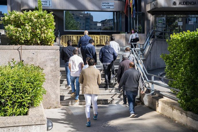 Asistentes al juicio donde van a declarar los miembros del clan de 'Los Emilios' a su llegada a la Audiencia Provincial de Madrid, a 25 de mayo de 2022, en Madrid (España).