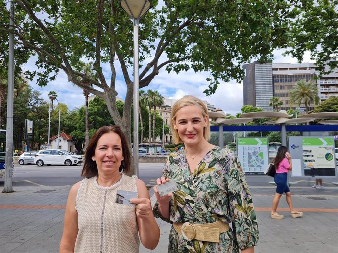 La portavoz de Cs en Palma, Eva Pomar, junto a la regidora Joana Capó, mostrando la tarjeta ciutadana