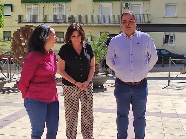 La candidata Ángeles Férriz junto a lso también candidatos del PSOE Mercedes Gámez y Víctor Torres