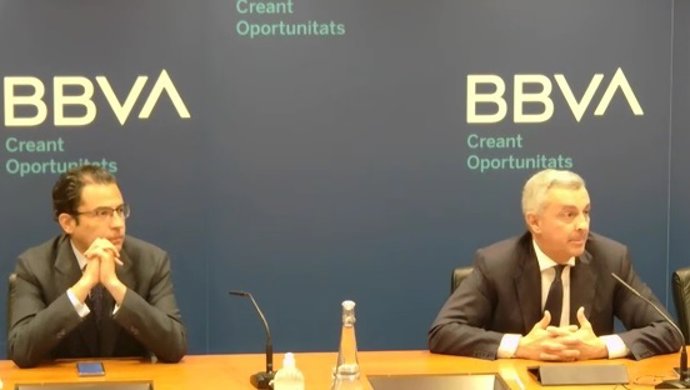 El economista jefe en España de BBVA Research Miguel Cardoso y el director territorial de BBVA Catalunya José Ballester en rueda de prensa este miércoles
