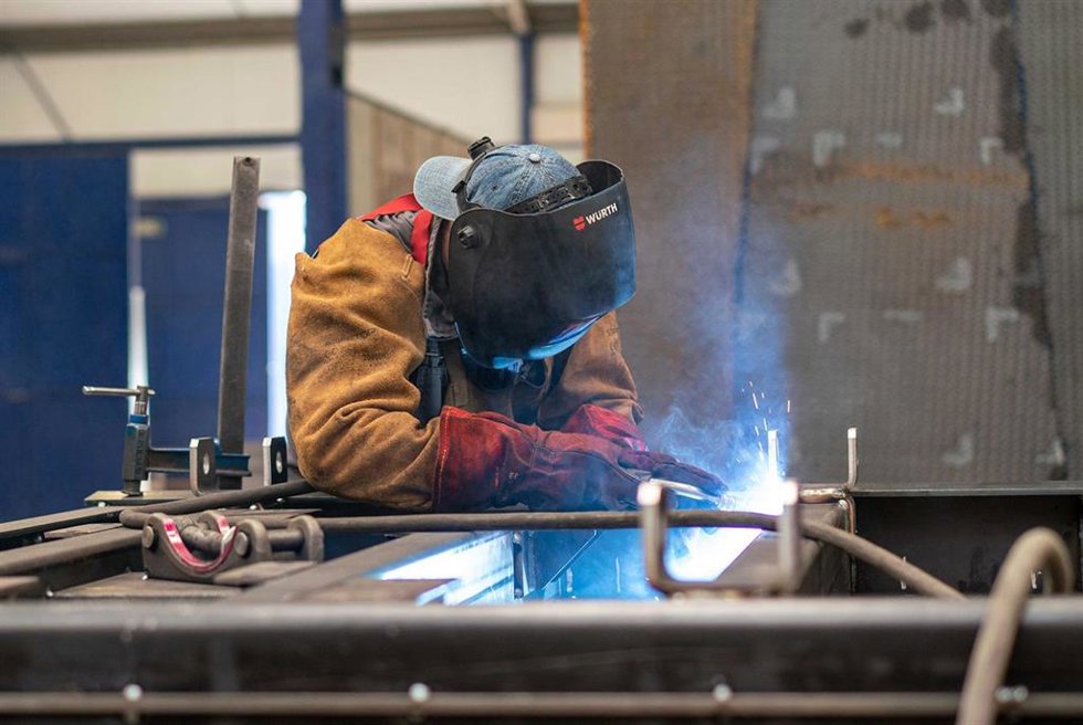 Un operario de la empresa sevillana Moldtech, especializada en bienes de equipo para prefabricados de hormigón.