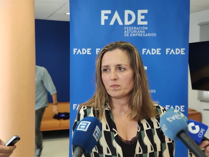 La presidenta de FADE, María Calvo, atiende a los medios en la sede de la Federación.