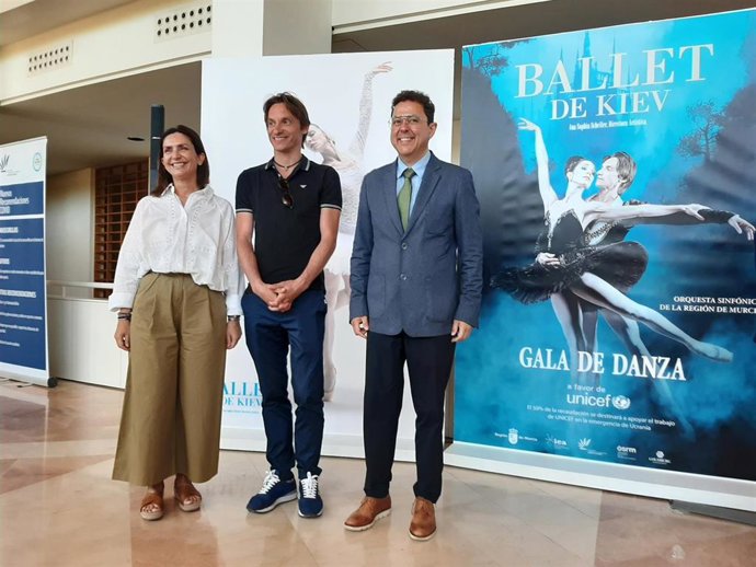 El director general del Instituto de las Industrias Culturales y las Artes, Manuel Cebrián, presentó la gala que se ha organizado con el fin de recaudar fondos a beneficio del programa 'Emergencia en Ucrania' de Unicef.