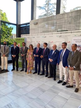 Foto de familia antes del inicio de la jornada 'Perspectivas del Turismo en Granada'.