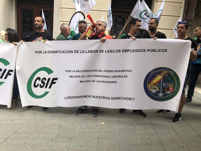 Archivo - Concentración de CSIF y Jusapol en Palma.