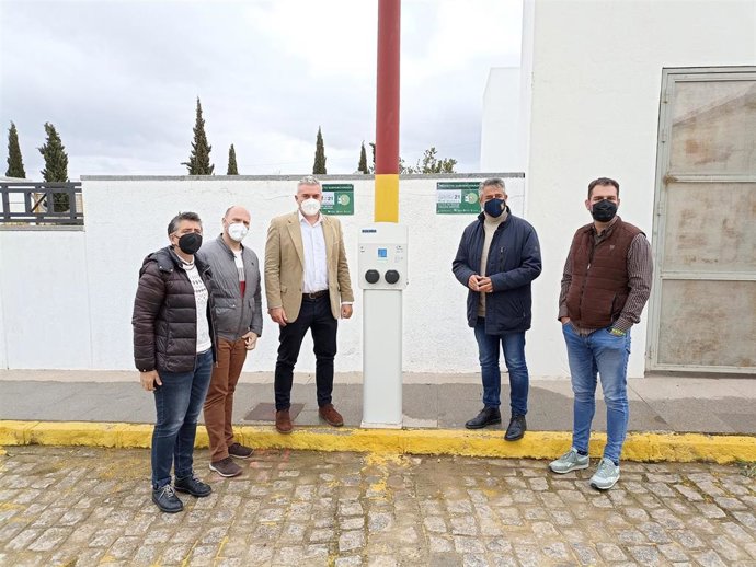 El presidente de la Agencia Provincial de la Energía de Córdoba, Víctor Montoro (centro), junto a un punto de recarga de vehículos eléctricos.