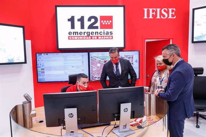 Archivo - El consejero de Presidencia, Justicia e Interior, Enrique López, en su visita al stand de la Agencia de Seguridad y Emergencias Madrid 112 -ASEM112- en Ifema.