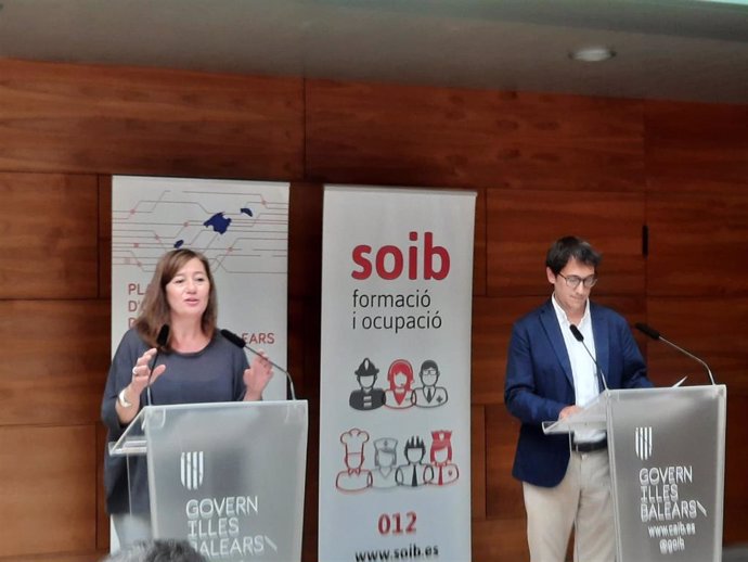 La presidenta del Govern, Francina Armengol, y el conseller de Modelo Económico, Turismo y Trabajo, Iago Negueruela, durante la rueda de prensa.