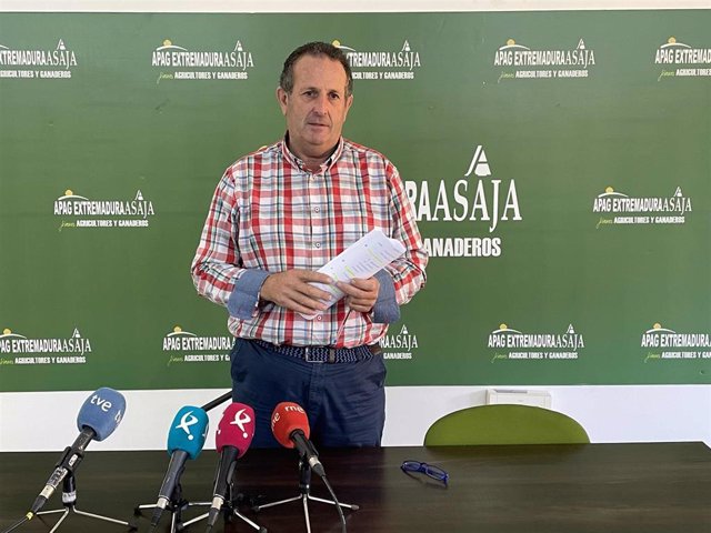El presidente de Apag Extremadura Asaja, en rueda de prensa.