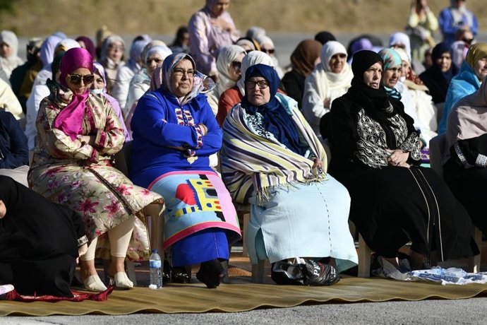 Un grupo de mujeres musulmanas en el rezo del Eid al Fitr para celebrar el fin de Ramadán, en Ceuta.